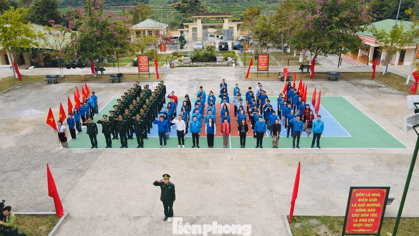 Tham dự chương trình có bà Phạm Thị Thu Thủy - Phó Vụ trưởng Vụ theo dõi công tác Phòng chống tham nhũng lãng phí tiêu cực, Chủ tịch Công đoàn Ban Nội chính Trung ương; bà Trương Thị Hồng Hà – Phó Vụ trưởng Vụ nghiên cứu, tổng hợp Ban Nội chính Trung ương; ông Nguyễn Kỳ Minh – Phó Chánh văn phòng Ban Chính sách Chiến lược Trung ương. Về phía Nghệ An có chị Nguyễn Thị Phương Thúy – Bí thư Tỉnh Đoàn, Chủ tịch Hội LHTN Việt Nam tỉnh; ông Trương Lâm Tới – Phó Chủ nhiệm Chính trị Bộ Chỉ huy Bộ đội Biên phòng tỉnh; ông Phạm Ngọc Nghĩa – Phó Chủ tịch UBND huyện Quế Phong cùng đông đảo cán bộ, chiến sĩ, đoàn thanh niên cơ sở và người dân địa phương. Trong hình là buổi chào cờ trang nghiêm ở Đồn Biên phòng Thông Thụ.