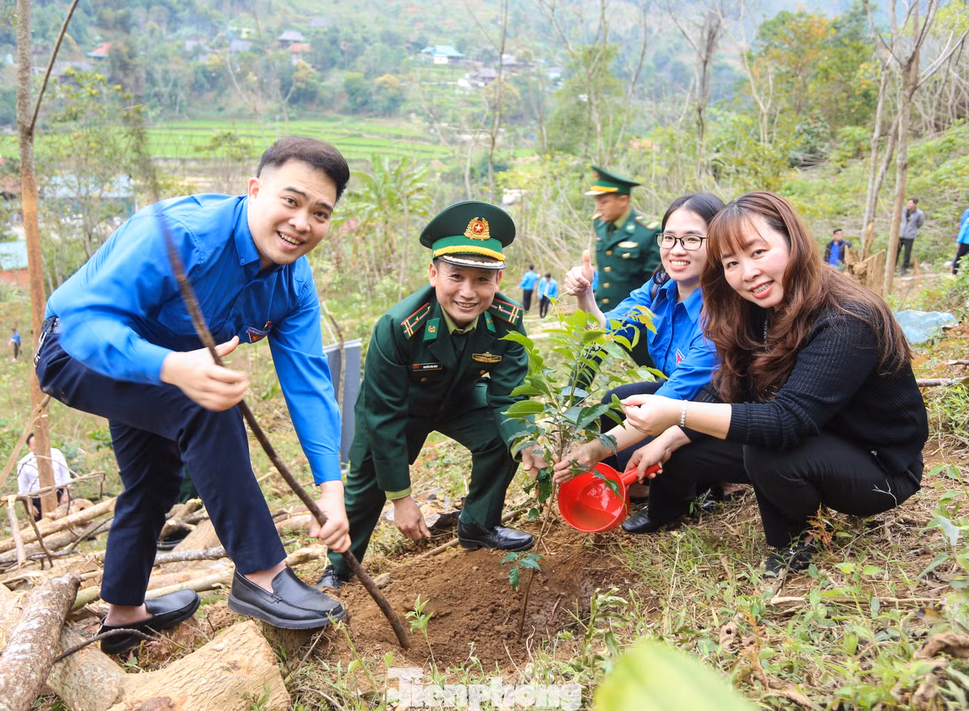 Đại diện Ban Nội chính Trung ương hào hứng với mô hình sinh kế trồng hơn 500 cây lát hoa cho người dân vùng biên xứ Nghệ.