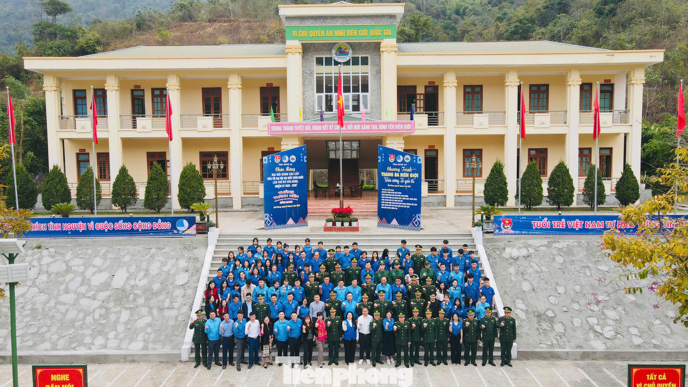Ngày 2/3, Ban Thường vụ Tỉnh Đoàn Nghệ An phối hợp với các đơn vị đồng hành tổ chức Chương trình Tháng Ba biên giới với chủ đề “Biên cương Tổ quốc tôi” tại Đồn Biên phòng Thông Thụ, xã Thông Thụ, huyện Quế Phong, tỉnh Nghệ An. Đây là hoạt động nằm trong chuỗi các chương trình phát động Tháng Thanh niên 2025. Ảnh: Phạm Trường