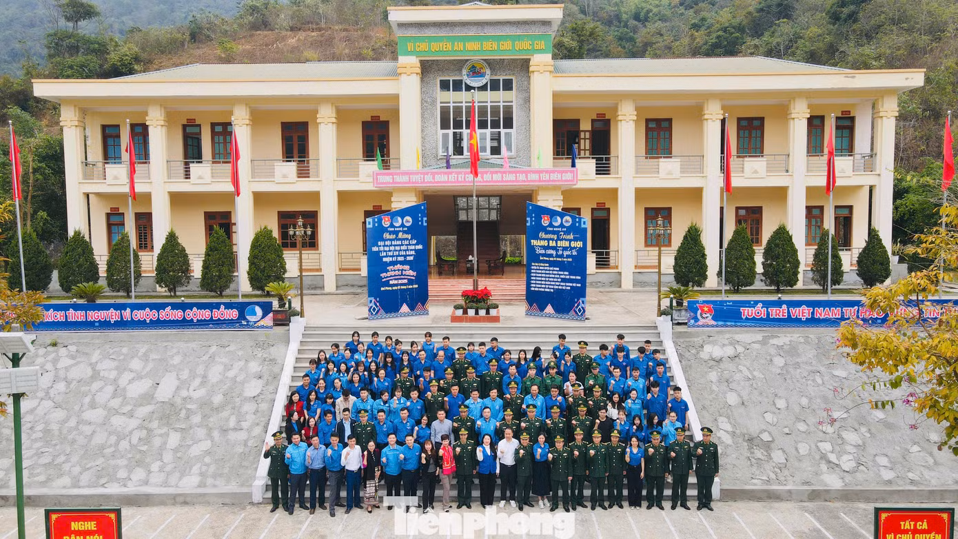 Ngày 2/3, Ban Thường vụ Tỉnh Đoàn Nghệ An phối hợp với các đơn vị đồng hành tổ chức Chương trình Tháng Ba biên giới với chủ đề “Biên cương Tổ quốc tôi” tại Đồn Biên phòng Thông Thụ, xã Thông Thụ, huyện Quế Phong, tỉnh Nghệ An. Đây là hoạt động nằm trong chuỗi các chương trình phát động Tháng Thanh niên 2025. Ảnh: Phạm Trường