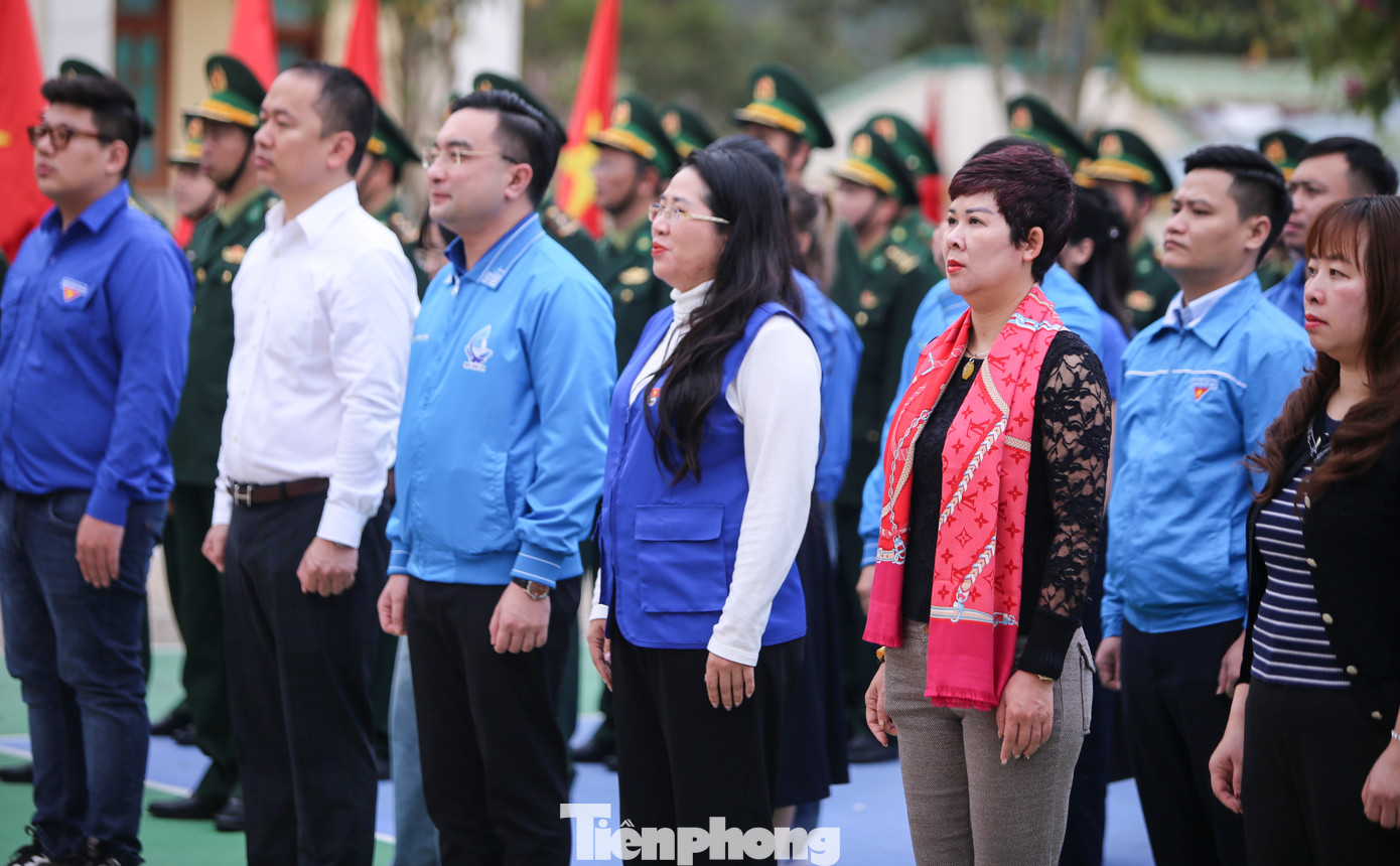 Tham dự chương trình có bà Phạm Thị Thu Thủy - Phó Vụ trưởng Vụ theo dõi công tác Phòng chống tham nhũng lãng phí tiêu cực, Chủ tịch Công đoàn Ban Nội chính Trung ương; bà Trương Thị Hồng Hà – Phó Vụ trưởng Vụ nghiên cứu, tổng hợp Ban Nội chính Trung ương; ông Nguyễn Kỳ Minh – Phó Chánh văn phòng Ban Chính sách Chiến lược Trung ương. Về phía Nghệ An có chị Nguyễn Thị Phương Thúy – Bí thư Tỉnh Đoàn, Chủ tịch Hội LHTN Việt Nam tỉnh; ông Trương Lâm Tới – Phó Chủ nhiệm Chính trị Bộ Chỉ huy Bộ đội Biên phòng tỉnh; ông Phạm Ngọc Nghĩa – Phó Chủ tịch UBND huyện Quế Phong cùng đông đảo cán bộ, chiến sĩ, đoàn thanh niên cơ sở và người dân địa phương. Trong hình là buổi chào cờ trang nghiêm ở Đồn Biên phòng Thông Thụ.