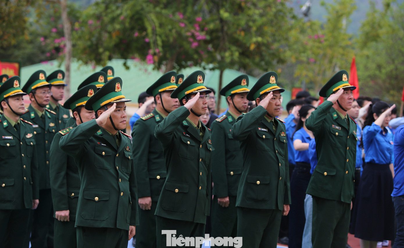 Tham dự chương trình có bà Phạm Thị Thu Thủy - Phó Vụ trưởng Vụ theo dõi công tác Phòng chống tham nhũng lãng phí tiêu cực, Chủ tịch Công đoàn Ban Nội chính Trung ương; bà Trương Thị Hồng Hà – Phó Vụ trưởng Vụ nghiên cứu, tổng hợp Ban Nội chính Trung ương; ông Nguyễn Kỳ Minh – Phó Chánh văn phòng Ban Chính sách Chiến lược Trung ương. Về phía Nghệ An có chị Nguyễn Thị Phương Thúy – Bí thư Tỉnh Đoàn, Chủ tịch Hội LHTN Việt Nam tỉnh; ông Trương Lâm Tới – Phó Chủ nhiệm Chính trị Bộ Chỉ huy Bộ đội Biên phòng tỉnh; ông Phạm Ngọc Nghĩa – Phó Chủ tịch UBND huyện Quế Phong cùng đông đảo cán bộ, chiến sĩ, đoàn thanh niên cơ sở và người dân địa phương. Trong hình là buổi chào cờ trang nghiêm ở Đồn Biên phòng Thông Thụ.