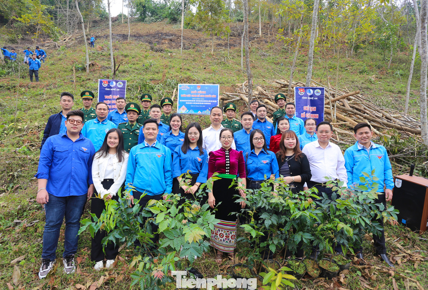 Dịp này, Ban Tổ chức đã trao tặng 40 suất quà cho các em học sinh có hoàn cảnh khó khăn trị giá 40 triệu đồng, tặng quà trị giá 30 triệu đồng và bản đồ Việt Nam cho Đồn Biên phòng Thông Thụ, tặng 5 chiếc đàn ghita cho cán bộ, chiến sĩ của Đồn; tổ chức Chương trình Giao lưu lửa trại thắm tình quân dân, Lễ chào cờ “Tôi yêu tổ quốc tôi” tại Đồn Biên phòng Thông Thụ. Đặc biệt là xây dựng mô hình “Vườn cây sinh kế” cho 3 hộ dân tại xã Thông Thụ.