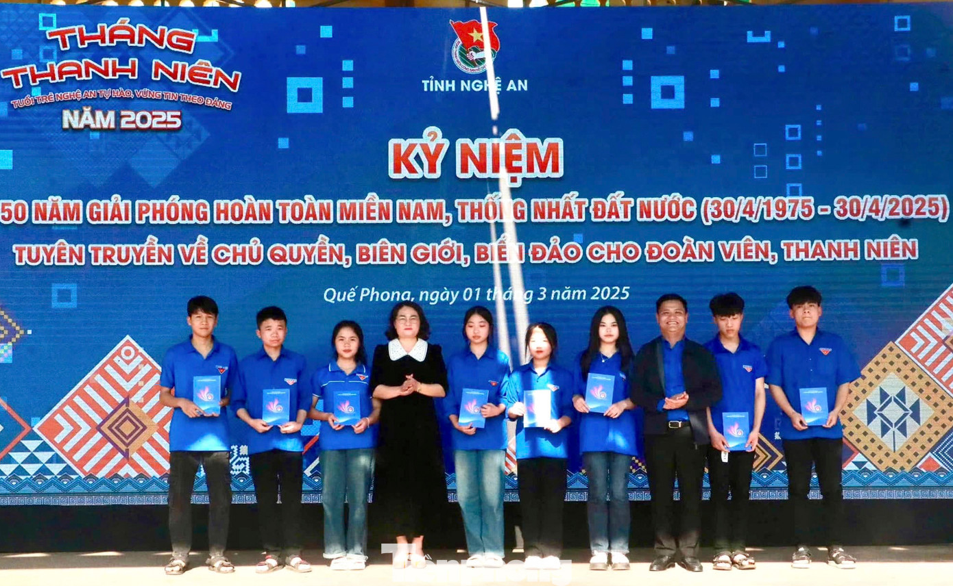 Dịp này, Tỉnh Đoàn cũng phối hợp tổ chức lễ kỷ niệm 50 năm ngày giải phóng miền Nam thống nhất đất nước với nhiều chuỗi hoạt động ý nghĩa: tuyên truyền về chủ quyền biên giới, biển đảo; tư vấn giới thiệu việc làm cho bộ đội xuất ngũ, sinh viên chưa có việc làm và học sinh; tổ chức tập huấn nâng cao năng lực, kiến thức, kỹ năng ứng dụng tin học hưởng ứng phong trào “Bình dân học vụ số”. 20 suất quà cho các bạn học sinh có hoàn cảnh khó khăn, con em cán bộ chiến sĩ đang làm nhiệm vụ tại biên giới, biển đảo cũng được trao tặng.