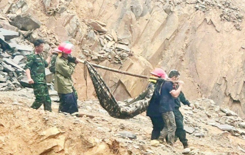 Lực lượng chức năng tiếp cận hiện trường, ứng cứu người gặp nạn.