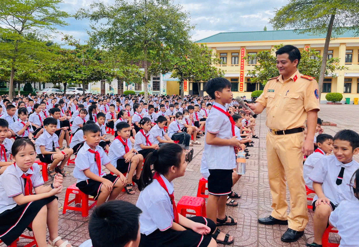Công an Hà Tĩnh đẩy mạnh tuyên truyền ATGT trong trường học.