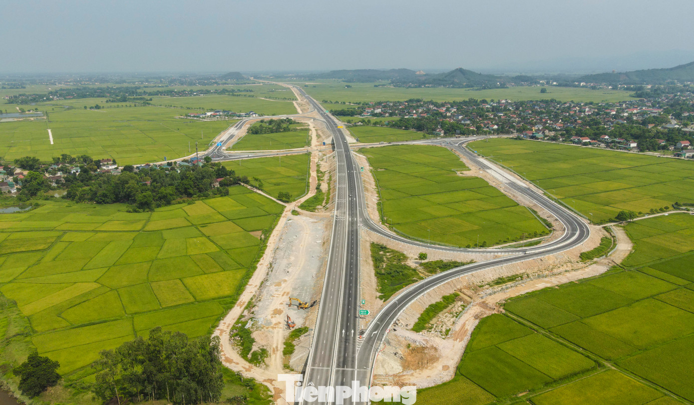 Nút giao với đường tỉnh 548 qua huyện Can Lộc được tài xế đánh giá dễ gây nhầm lẫn lúc ra, vào cao tốc. Nút giao với đường tỉnh 548 qua huyện Can Lộc được tài xế đánh giá dễ gây nhầm lẫn lúc ra, vào cao tốc.