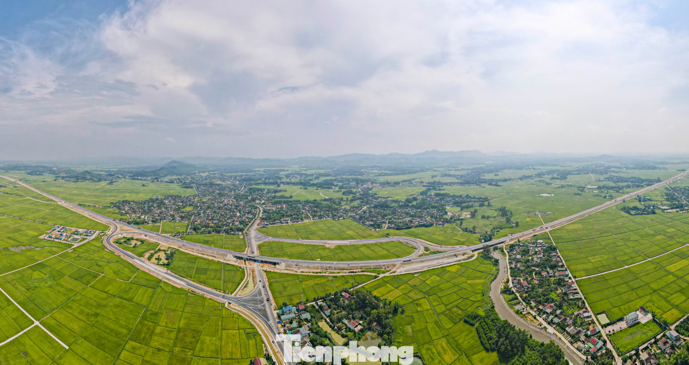 Nút giao với đường tỉnh 548 qua huyện Can Lộc được tài xế đánh giá dễ gây nhầm lẫn lúc ra, vào cao tốc. Nút giao với đường tỉnh 548 qua huyện Can Lộc được tài xế đánh giá dễ gây nhầm lẫn lúc ra, vào cao tốc.