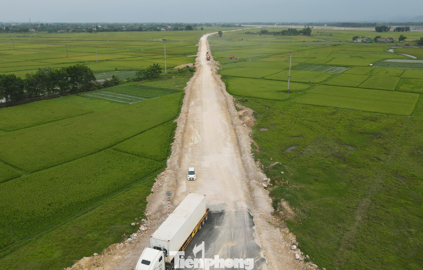 2 tuyến đường trên biển chỉ dẫn ở nút giao cao tốc với đường tỉnh 550 (huyện Thạch Hà) đang thi công, chưa thể lưu thông song không có hệ thống biển cảnh báo an toàn. 2 tuyến đường trên biển chỉ dẫn ở nút giao cao tốc với đường tỉnh 550 (huyện Thạch Hà) đang thi công, chưa thể lưu thông song không có hệ thống biển cảnh báo an toàn.