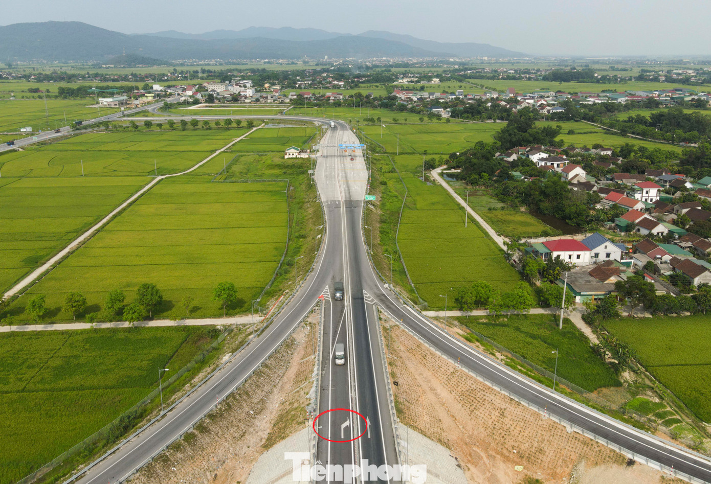 Vạch chỉ dẫn hình mũi tên chỉ ngược hướng của phương tiện di chuyển từ nút giao vào cao tốc Bãi Vọt - Hàm Nghi. Vạch chỉ dẫn hình mũi tên chỉ ngược hướng của phương tiện di chuyển từ nút giao vào cao tốc Bãi Vọt - Hàm Nghi.