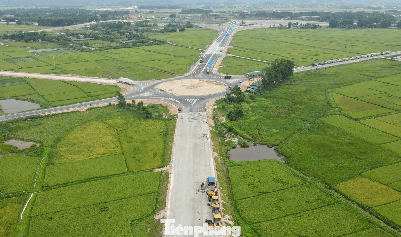 2 tuyến đường trên biển chỉ dẫn ở nút giao cao tốc với đường tỉnh 550 (huyện Thạch Hà) đang thi công, chưa thể lưu thông song không có hệ thống biển cảnh báo an toàn. 2 tuyến đường trên biển chỉ dẫn ở nút giao cao tốc với đường tỉnh 550 (huyện Thạch Hà) đang thi công, chưa thể lưu thông song không có hệ thống biển cảnh báo an toàn.