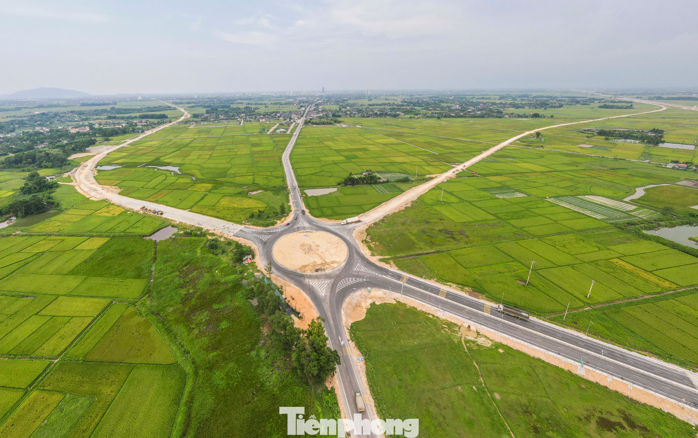 Biển chỉ dẫn xuống 2 tuyến đường chưa thi công xong tại nút giao Tỉnh lộ 550 đã được sửa, cảnh báo cho tài xế. Biển chỉ dẫn xuống 2 tuyến đường chưa thi công xong tại nút giao Tỉnh lộ 550 đã được sửa, cảnh báo cho tài xế.