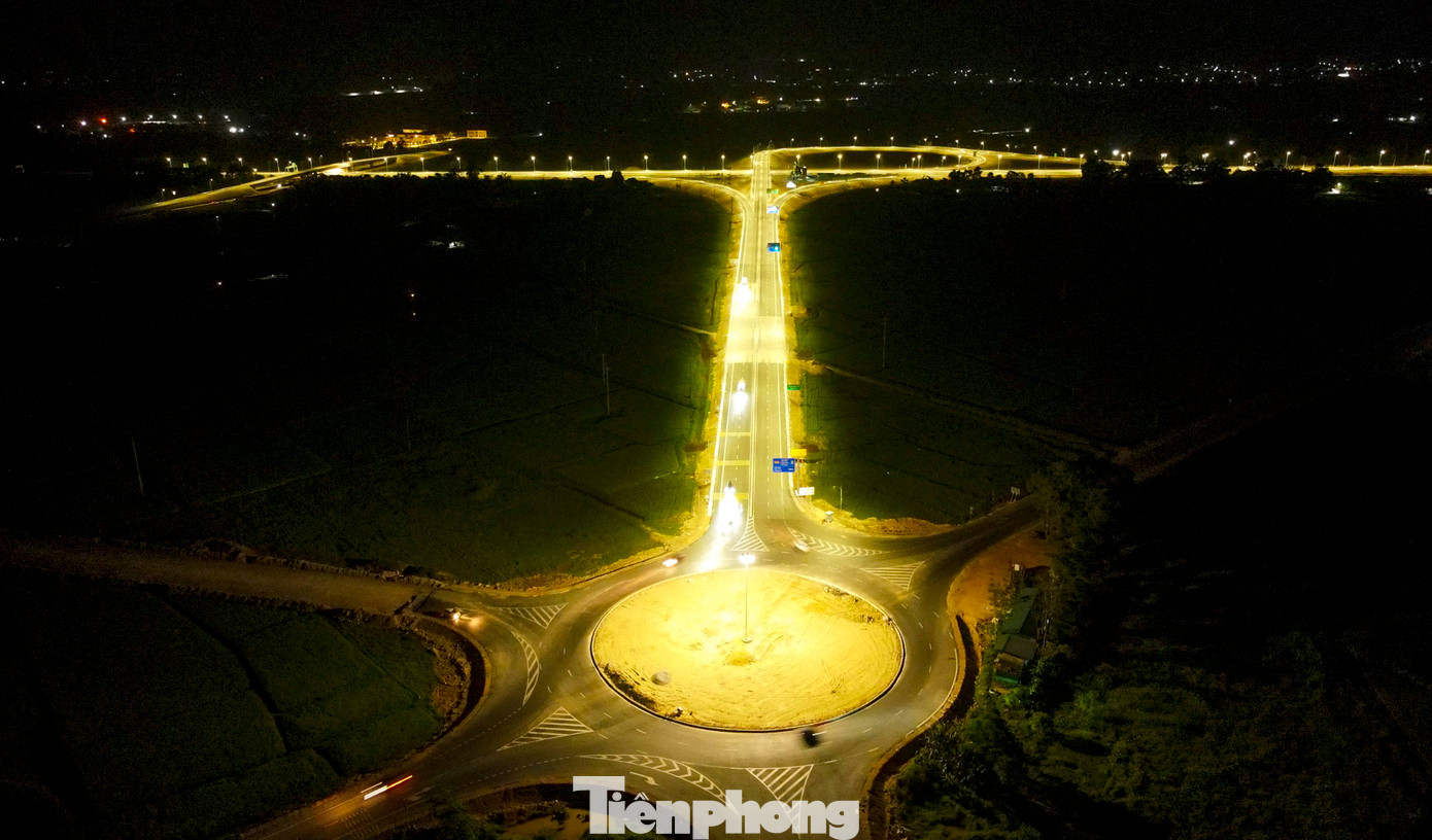 Nút giao cao tốc với đường tỉnh 550 về đêm. Nút giao cao tốc với đường tỉnh 550 về đêm.
