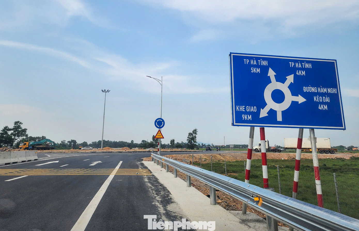 Biển chỉ dẫn xuống 2 tuyến đường chưa thi công xong tại nút giao Tỉnh lộ 550 đã được sửa, cảnh báo cho tài xế. Biển chỉ dẫn xuống 2 tuyến đường chưa thi công xong tại nút giao Tỉnh lộ 550 đã được sửa, cảnh báo cho tài xế.