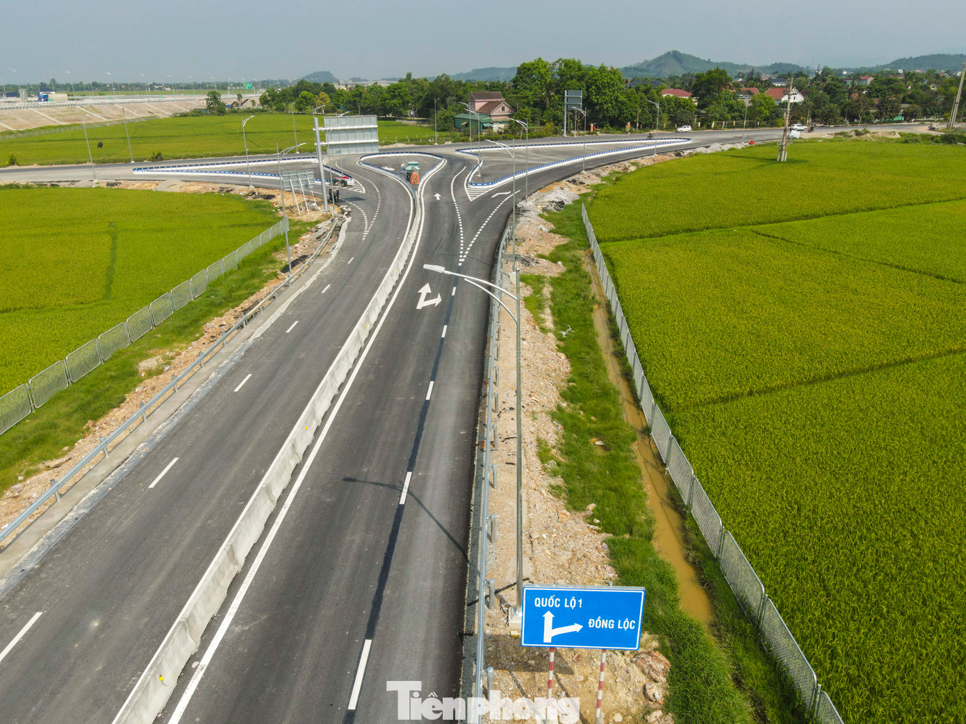 Nút giao với đường tỉnh 548 qua huyện Can Lộc được tài xế đánh giá dễ gây nhầm lẫn lúc ra, vào cao tốc. Nút giao với đường tỉnh 548 qua huyện Can Lộc được tài xế đánh giá dễ gây nhầm lẫn lúc ra, vào cao tốc.