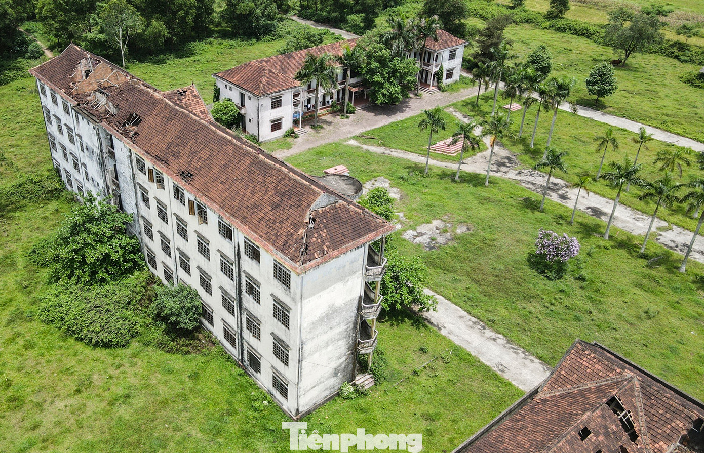 Năm 2000, ngôi trường này được UBND tỉnh Hà Tĩnh phê duyệt đầu tư xây dựng, nâng cấp với số vốn lên tới 15 tỷ đồng. Đến năm 2012, Trường tiếp tục đầu tư xây dựng thêm dãy nhà thư viện 3 tầng trị giá khoảng 4 tỷ đồng.