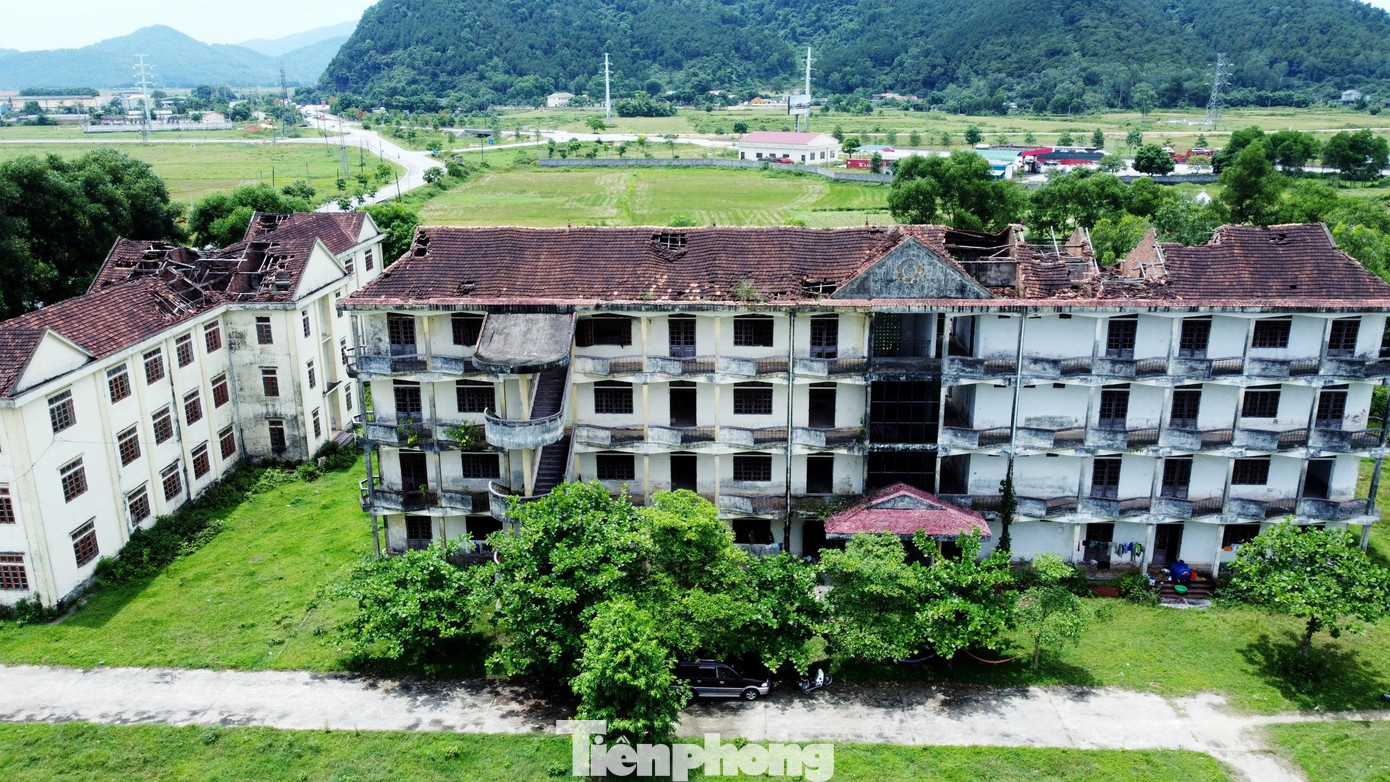 Các hạng mục tại công trình hư hỏng, xuống cấp, cỏ mọc um tùm.