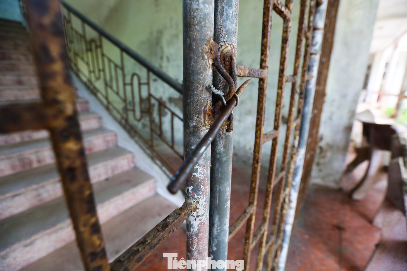 Lối lên tầng 2 của các dãy nhà bị khóa bởi dây thép