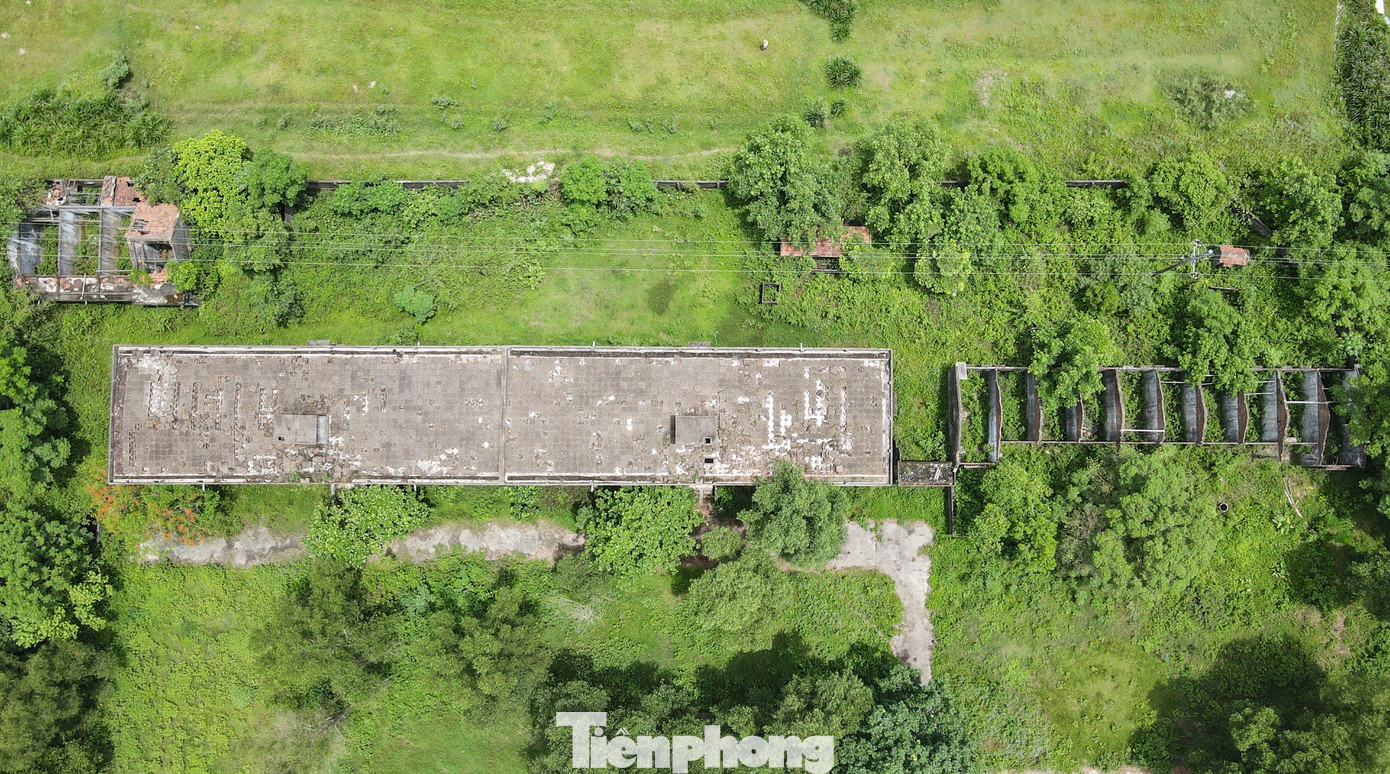 Công trình tiền tỷ được xây dựng với mục đích đào tạo nhân lực nay lại nằm “phơi nắng, phơi sương” khiến ai nấy cũng phải xót xa.