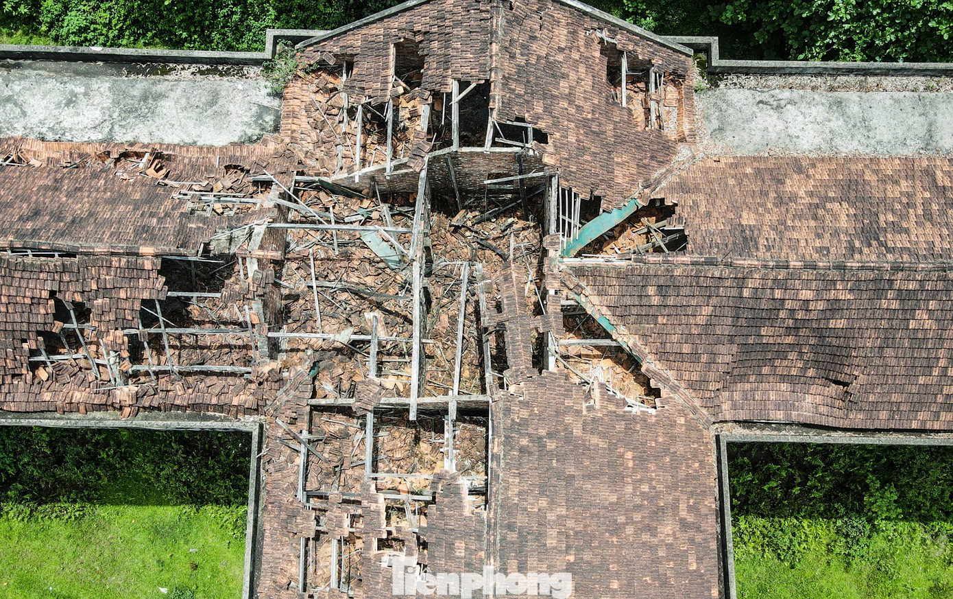 Phần mái của các dãy nhà đã mục nát, sập xuống hoàn toàn. Vào những ngày mưa nước tuôn xuống khiến những dãy nhà càng ẩm thấp.