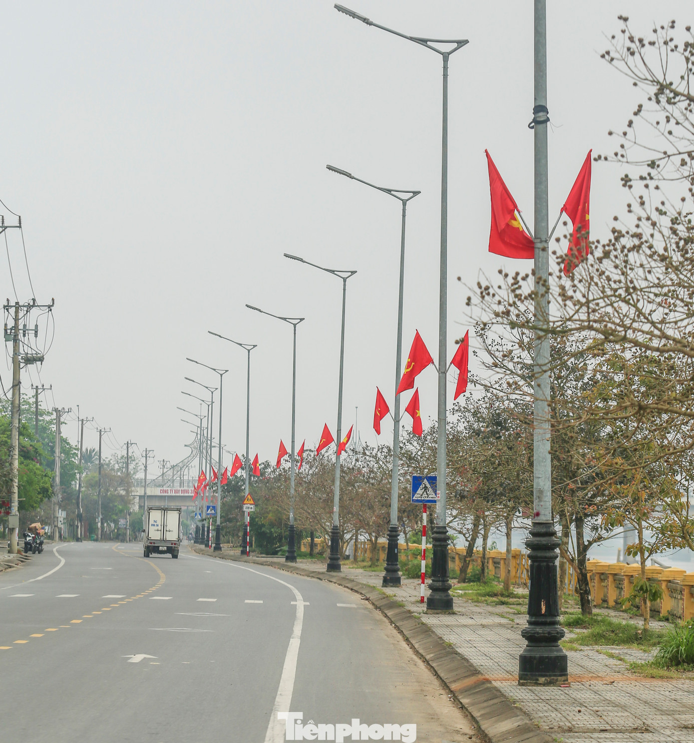 Đường Hoàng Diệu dẫn đến cầu An Lạc cũng được treo cờ Đảng và cờ Tổ quốc.