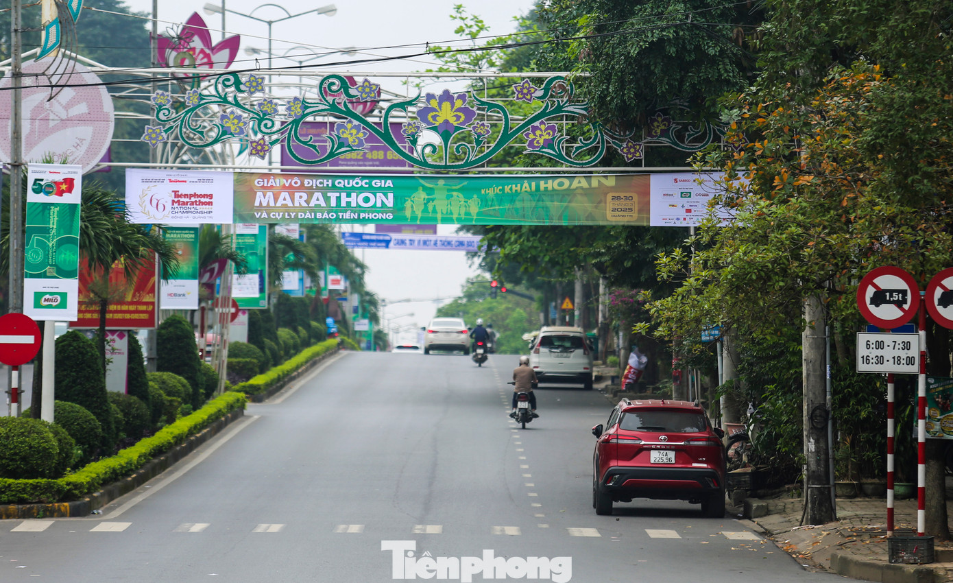 5 ngày trước khi Tiền Phong Marathon 2025 diễn ra, các tuyến phố của thành phố Đông Hà như nhuộm xanh bởi băng rôn giới thiệu giải đấu.