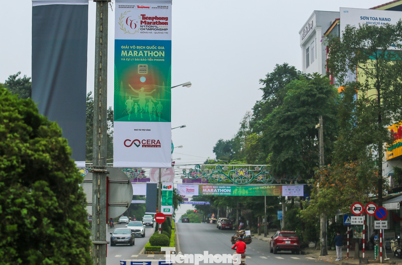 Các đường phố chính của thành phố, bao gồm những cung đường của Tiền Phong Marathon 2025, đều xuất hiện băng rôn, áp phích của giải.