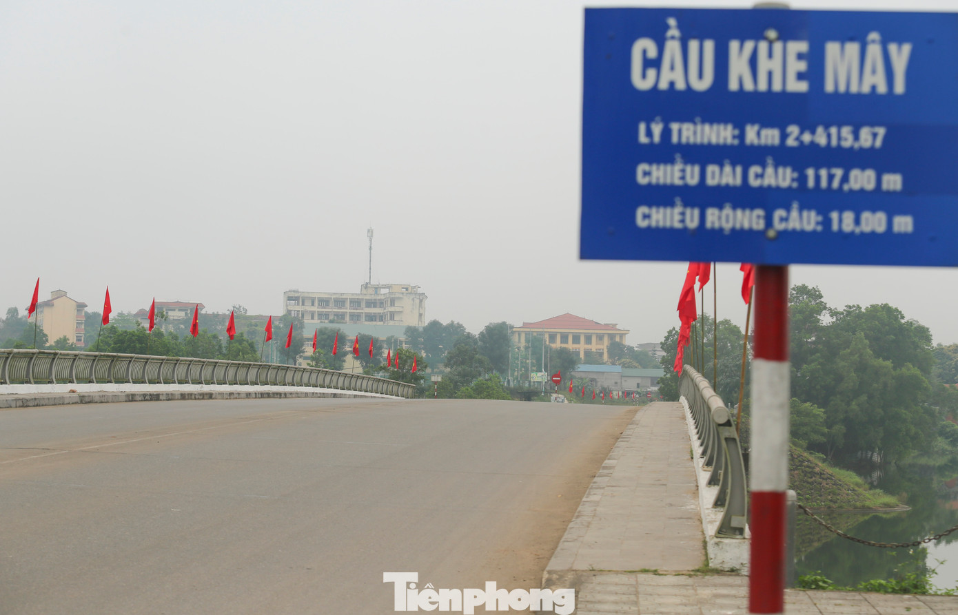 Cung đường cầu Khe Mây được đánh giá là một trong những cung đường đẹp nhất của Tiền Phong Marathon 2025 bởi khung cảnh lãng mạn, nên thơ của hồ Khe Mây và rừng thông.