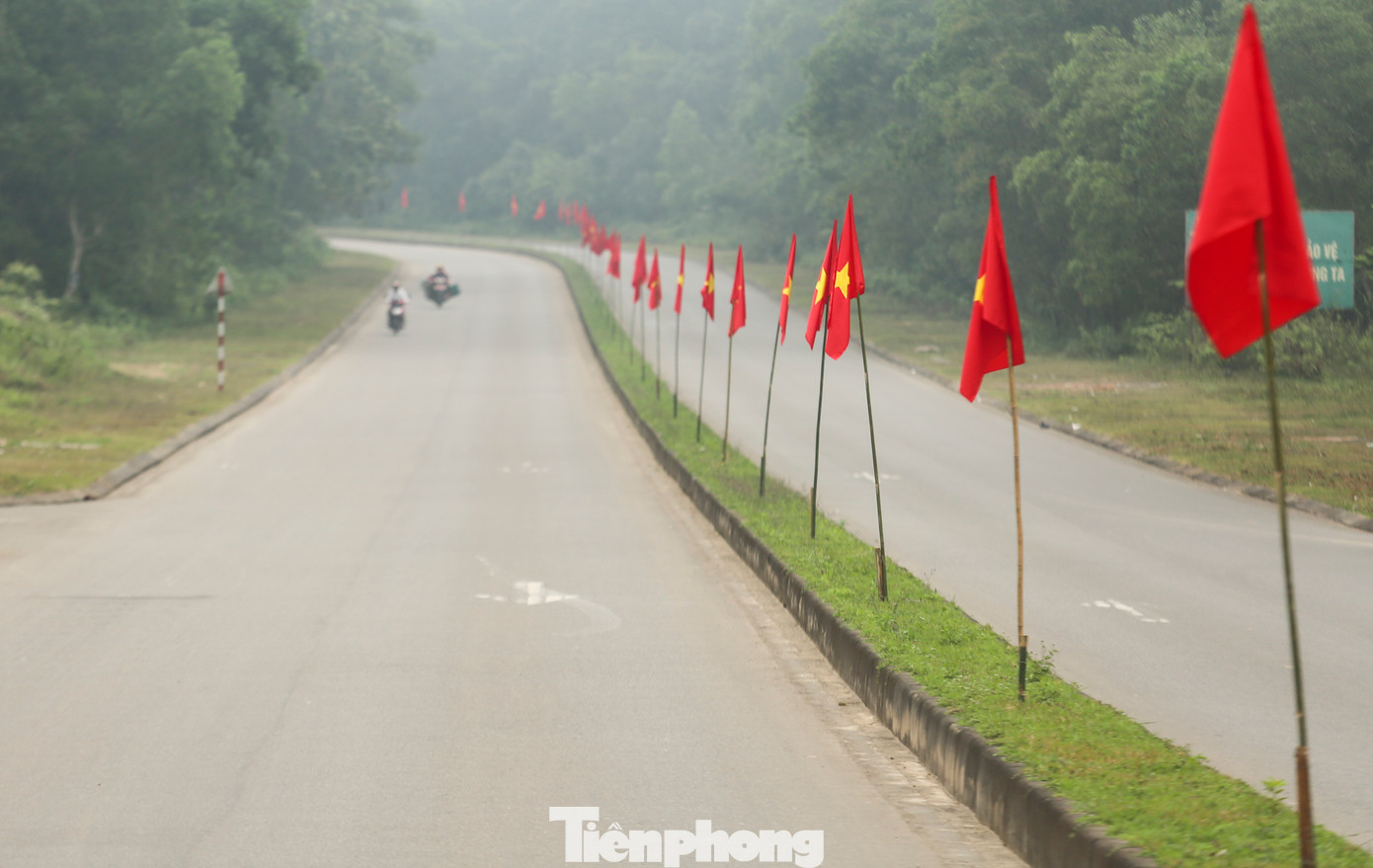 Sắc đỏ cờ Tổ quốc trở nên nổi bật giữa màu xanh cỏ cây, gây ấn tượng mạnh về mặt thị giác, không những thúc đẩy tinh thần các VĐV mà còn mang lại cho họ những tấm hình tuyệt đẹp.