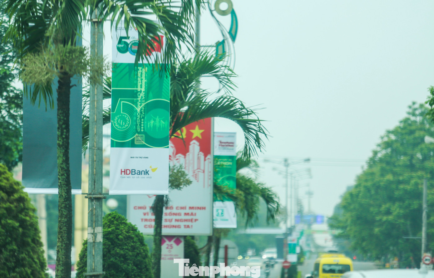 Những băng rôn, áp phích màu xanh của giải đấu được nhìn thấy ở mọi nơi, từ Trung tâm văn hóa và điện ảnh tỉnh Quảng Trị, nơi xuất phát của Tiền Phong Marathon 2025, đến các tuyến đường chính như Hùng Vương, Lý Thường Kiệt hay Lê Thánh Tông.
