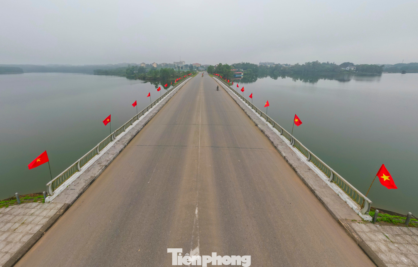 Trong hai ngày 25 và 26/3, Ban tổ chức Tiền Phong Marathon 2025 phối hợp với tỉnh Quảng Trị triển khai cắm cờ Tổ quốc trên các cung đường chạy.