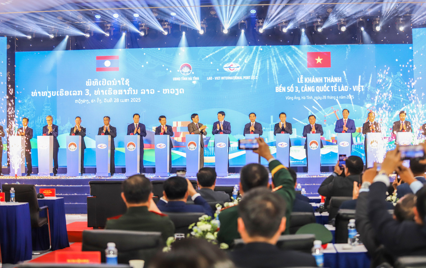 Lãnh đạo hai nước bấm nút khánh thành bến số 3, cảng quốc tế Lào - Việt. Lãnh đạo hai nước bấm nút khánh thành bến số 3, cảng quốc tế Lào - Việt.