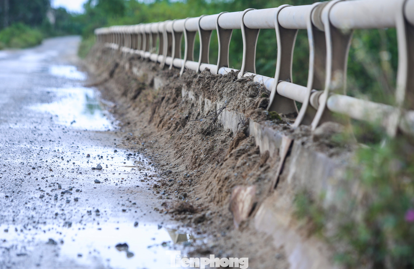 “Xã đã báo cáo huyện và làm việc với các chủ mỏ đá sử dụng tuyến đường để vận chuyển vật liệu để có phương án cùng địa phương nâng cấp, sửa chữa tuyến đường”, ông Hùng nói. Trong hình, nhiều vị trí qua đường, cầu cống bị đất đá vùi lấp. “Xã đã báo cáo huyện và làm việc với các chủ mỏ đá sử dụng tuyến đường để vận chuyển vật liệu để có phương án cùng địa phương nâng cấp, sửa chữa tuyến đường”, ông Hùng nói. Trong hình, nhiều vị trí qua đường, cầu cống bị đất đá vùi lấp.