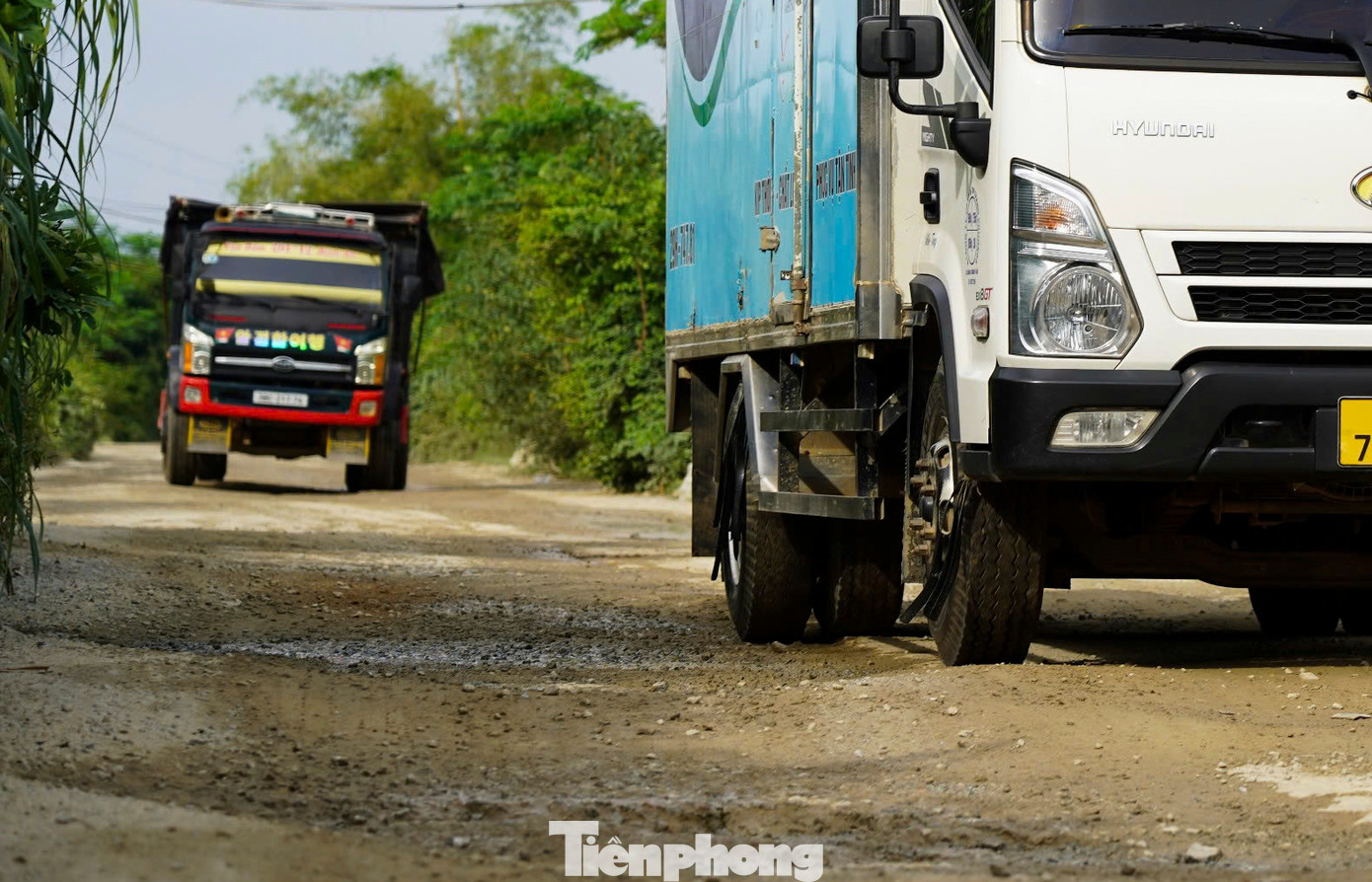 Ông Lê Quang Hùng - Chủ tịch UBND xã Xuân Liên cho biết, tuyến đường vào Khu di tích đền Lam Sơn hàng ngày đang "gánh" một lưu lượng xe lớn từ các mỏ khai thác khoáng sản trên địa bàn. Thời gian qua, người dân kiến nghị, phản ánh tình trạng tuyến đường này xuống cấp. Ông Lê Quang Hùng - Chủ tịch UBND xã Xuân Liên cho biết, tuyến đường vào Khu di tích đền Lam Sơn hàng ngày đang "gánh" một lưu lượng xe lớn từ các mỏ khai thác khoáng sản trên địa bàn. Thời gian qua, người dân kiến nghị, phản ánh tình trạng tuyến đường này xuống cấp.