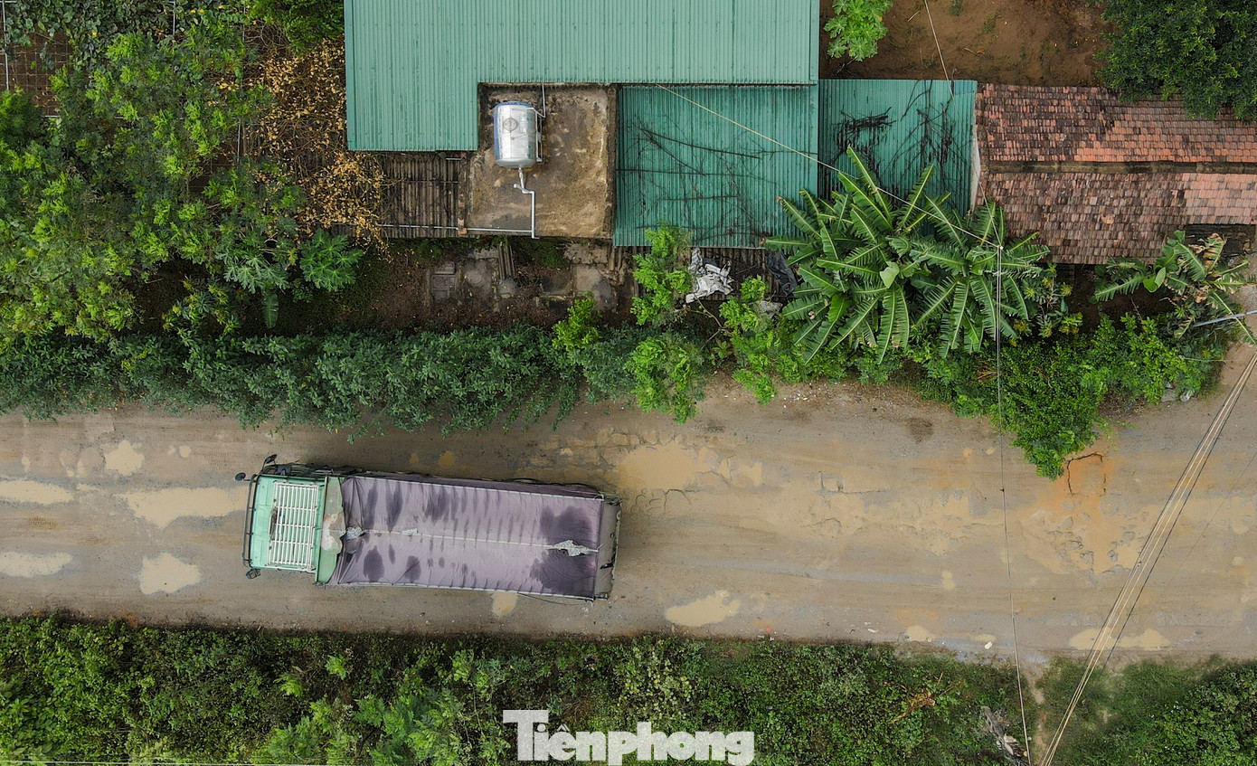 Người dân địa phương cho biết, tuyến đường xuống cấp bấy lâu song chưa được sửa chữa. Do lượng xe tải chở đất, đá chạy ra thường xuyên đã khiến tuyến đường lầy lội vào mùa mưa, bụi bặm vào mùa nắng. Người dân địa phương cho biết, tuyến đường xuống cấp bấy lâu song chưa được sửa chữa. Do lượng xe tải chở đất, đá chạy ra thường xuyên đã khiến tuyến đường lầy lội vào mùa mưa, bụi bặm vào mùa nắng.