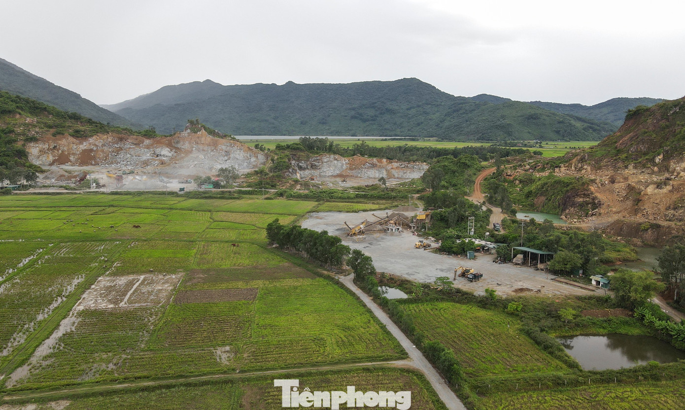 Theo ghi nhận của phóng viên, dọc tuyến đường trải dài hơn 1km, mặt đường đã xuống cấp, chi chít “ổ voi, ổ gà”. Bên trong có 2 mỏ đất, đá thường xuyên có xe tải ra vào. Theo ghi nhận của phóng viên, dọc tuyến đường trải dài hơn 1km, mặt đường đã xuống cấp, chi chít “ổ voi, ổ gà”. Bên trong có 2 mỏ đất, đá thường xuyên có xe tải ra vào.