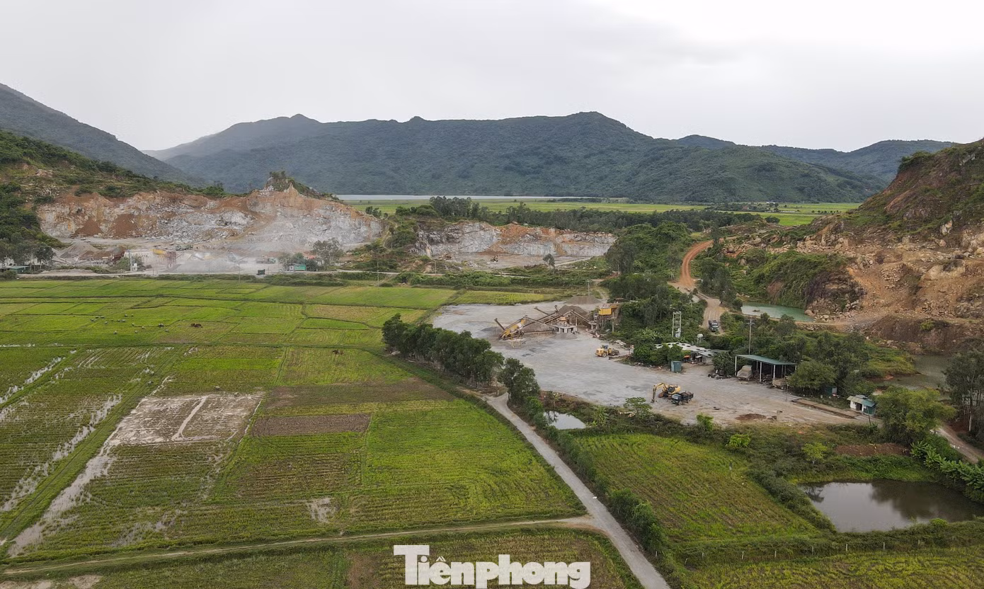 Theo ghi nhận của phóng viên, dọc tuyến đường trải dài hơn 1km, mặt đường đã xuống cấp, chi chít “ổ voi, ổ gà”. Bên trong có 2 mỏ đất, đá thường xuyên có xe tải ra vào.