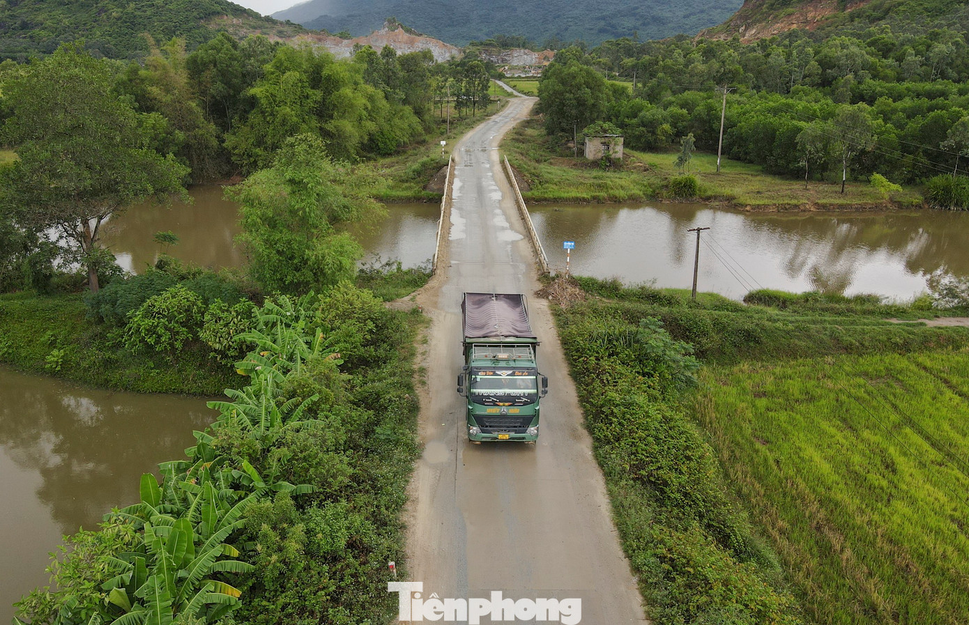 Theo ghi nhận của phóng viên, dọc tuyến đường trải dài hơn 1km, mặt đường đã xuống cấp, chi chít “ổ voi, ổ gà”. Bên trong có 2 mỏ đất, đá thường xuyên có xe tải ra vào. Theo ghi nhận của phóng viên, dọc tuyến đường trải dài hơn 1km, mặt đường đã xuống cấp, chi chít “ổ voi, ổ gà”. Bên trong có 2 mỏ đất, đá thường xuyên có xe tải ra vào.