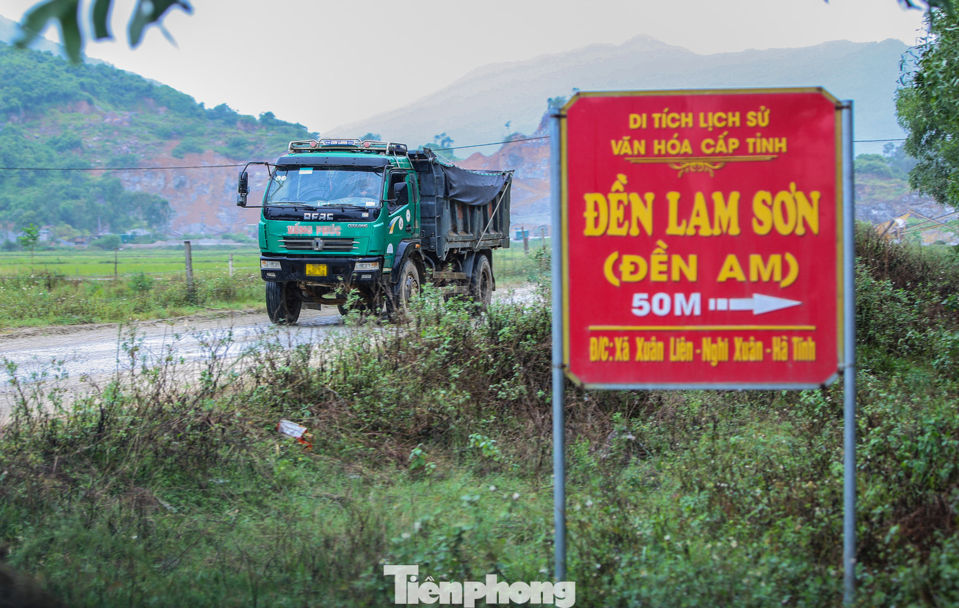 Tuyến đường vào Khu di tích đền Lam Sơn (còn gọi là đền Am) nằm ở xã Xuân Liên (huyện Nghi Xuân, Hà Tĩnh) dài hơn 1km, được thảm bê tông. Đây là tuyến đường phục vụ đi lại, sản xuất của các hộ dân của xã này. Tuyến đường vào Khu di tích đền Lam Sơn (còn gọi là đền Am) nằm ở xã Xuân Liên (huyện Nghi Xuân, Hà Tĩnh) dài hơn 1km, được thảm bê tông. Đây là tuyến đường phục vụ đi lại, sản xuất của các hộ dân của xã này.