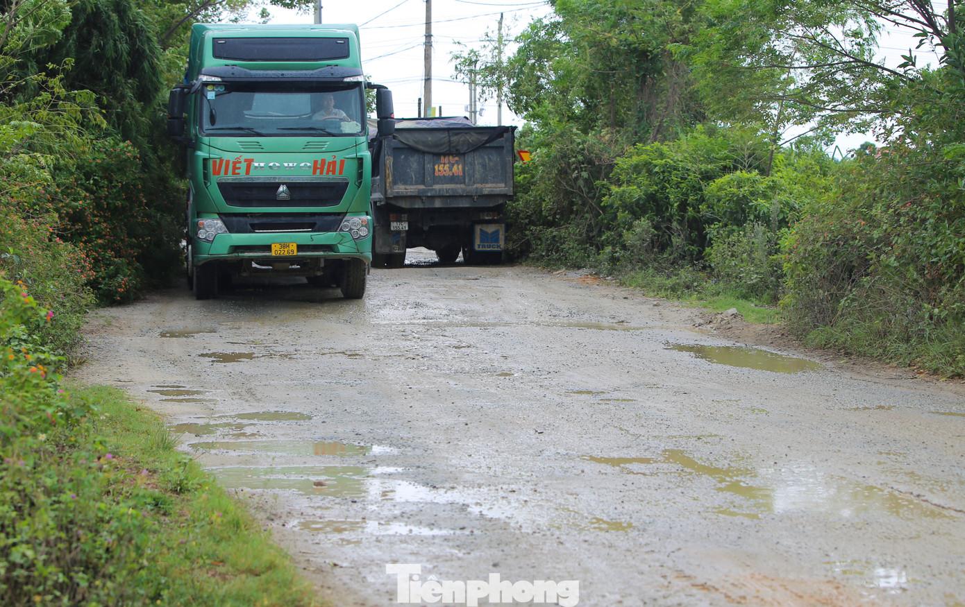 Trong hình, lượng lớn xe tải cỡ lớn liên tục ra vào các mỏ đất, đá bên trong khiến tuyến đường đã hư hỏng càng xuống cấp nhanh hơn. Trong hình, lượng lớn xe tải cỡ lớn liên tục ra vào các mỏ đất, đá bên trong khiến tuyến đường đã hư hỏng càng xuống cấp nhanh hơn.