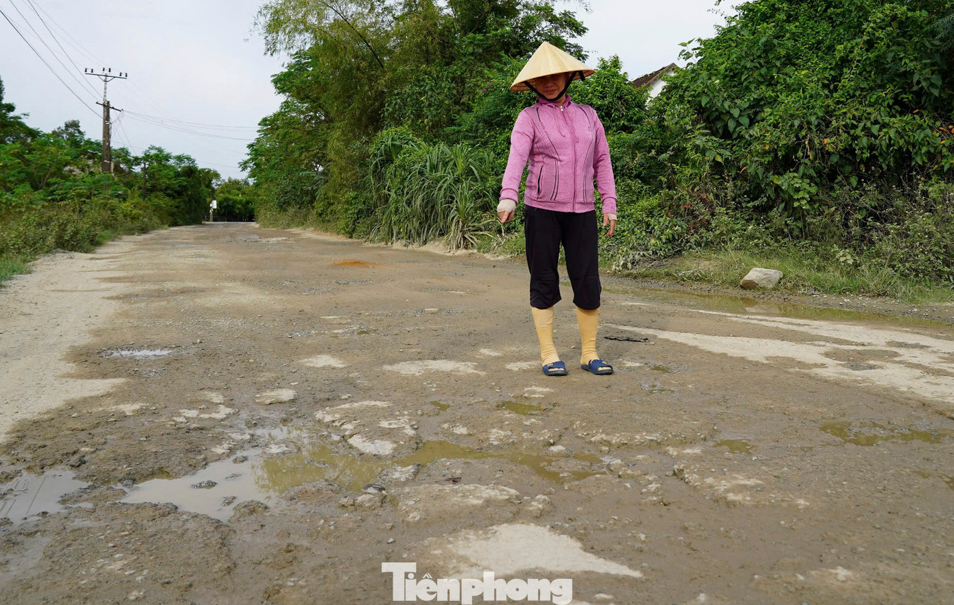 “Trời nắng là bụi phủ kín, còn mưa khiến các ổ voi đầy nước, đi lại không cẩn thận rất dễ ngã. Người dân nhiều lần kiến nghị lên chính quyền sớm nâng cấp, sửa chữa song vẫn chưa thực hiện”, bà Hoa (trú xã Xuân Liên) cho hay. “Trời nắng là bụi phủ kín, còn mưa khiến các ổ voi đầy nước, đi lại không cẩn thận rất dễ ngã. Người dân nhiều lần kiến nghị lên chính quyền sớm nâng cấp, sửa chữa song vẫn chưa thực hiện”, bà Hoa (trú xã Xuân Liên) cho hay.