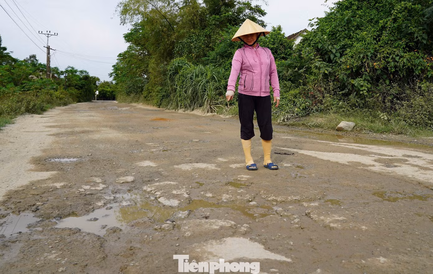 “Trời nắng là bụi phủ kín, còn mưa khiến các ổ voi đầy nước, đi lại không cẩn thận rất dễ ngã. Người dân nhiều lần kiến nghị lên chính quyền sớm nâng cấp, sửa chữa song vẫn chưa thực hiện”, bà Hoa (trú xã Xuân Liên) cho hay.