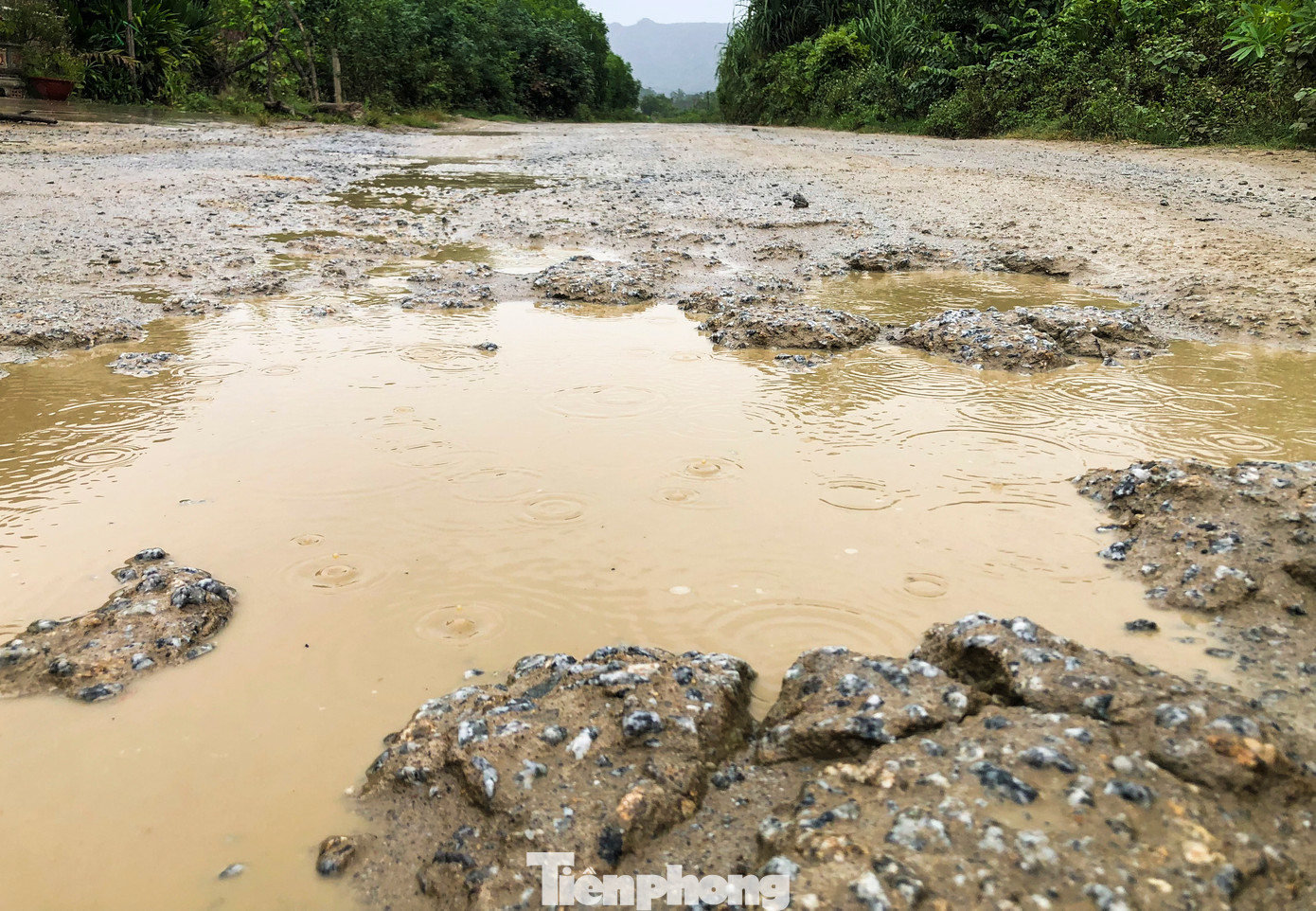 Nhiều vị trí phần bê tông bị rạn nứt, gãy vỡ khiến bề mặt lồi lõm, tạo thành hố sâu khi mưa ngập, tiềm ẩn nguy cơ mất an toàn. Nhiều vị trí phần bê tông bị rạn nứt, gãy vỡ khiến bề mặt lồi lõm, tạo thành hố sâu khi mưa ngập, tiềm ẩn nguy cơ mất an toàn.