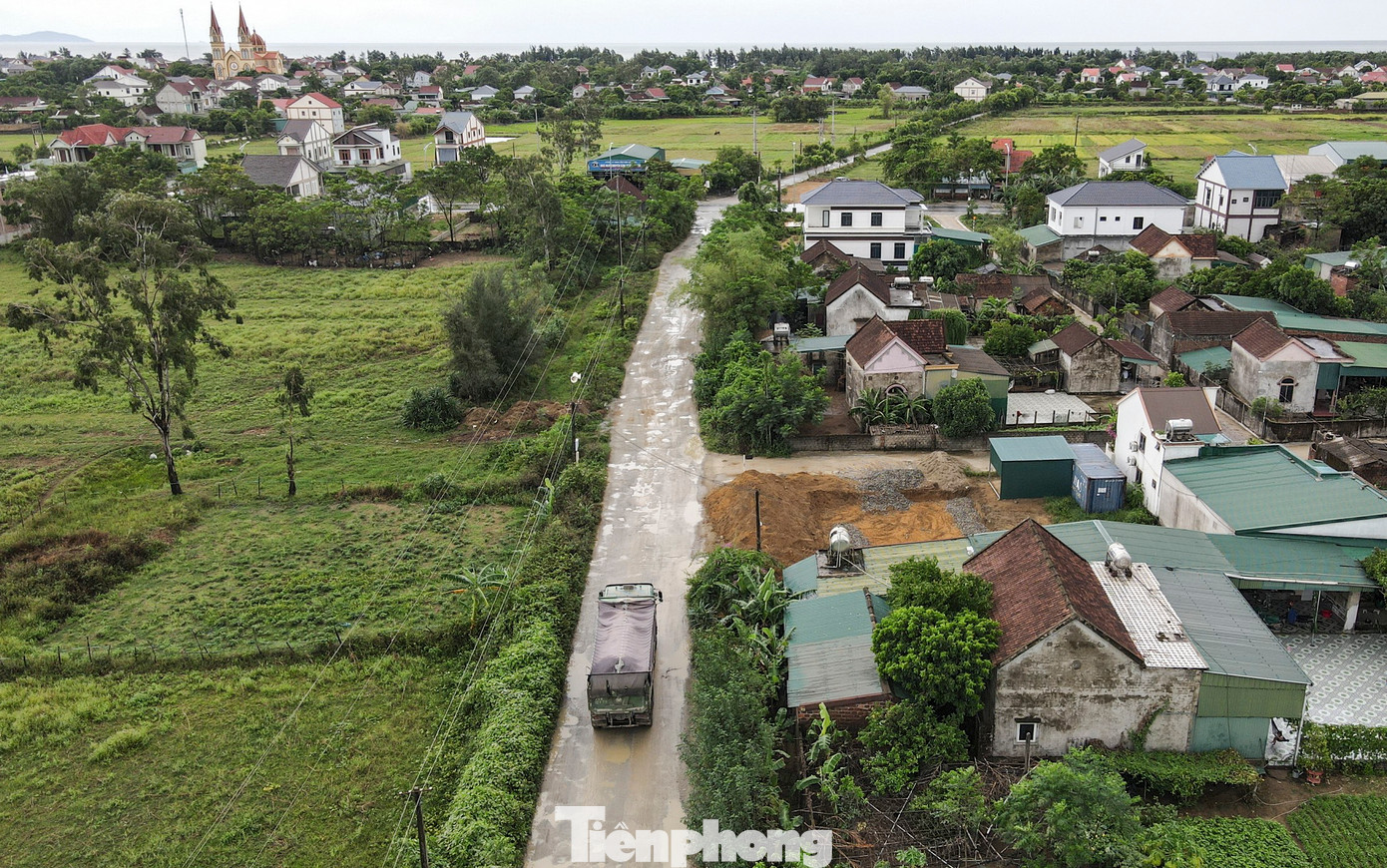 Dọc tuyến đường có hàng chục hộ dân sinh sống. Thời gian qua, mặt đường bị cày xới, xuống cấp nghiêm trọng, chi chít “ổ voi, ổ gà”. Dọc tuyến đường có hàng chục hộ dân sinh sống. Thời gian qua, mặt đường bị cày xới, xuống cấp nghiêm trọng, chi chít “ổ voi, ổ gà”.