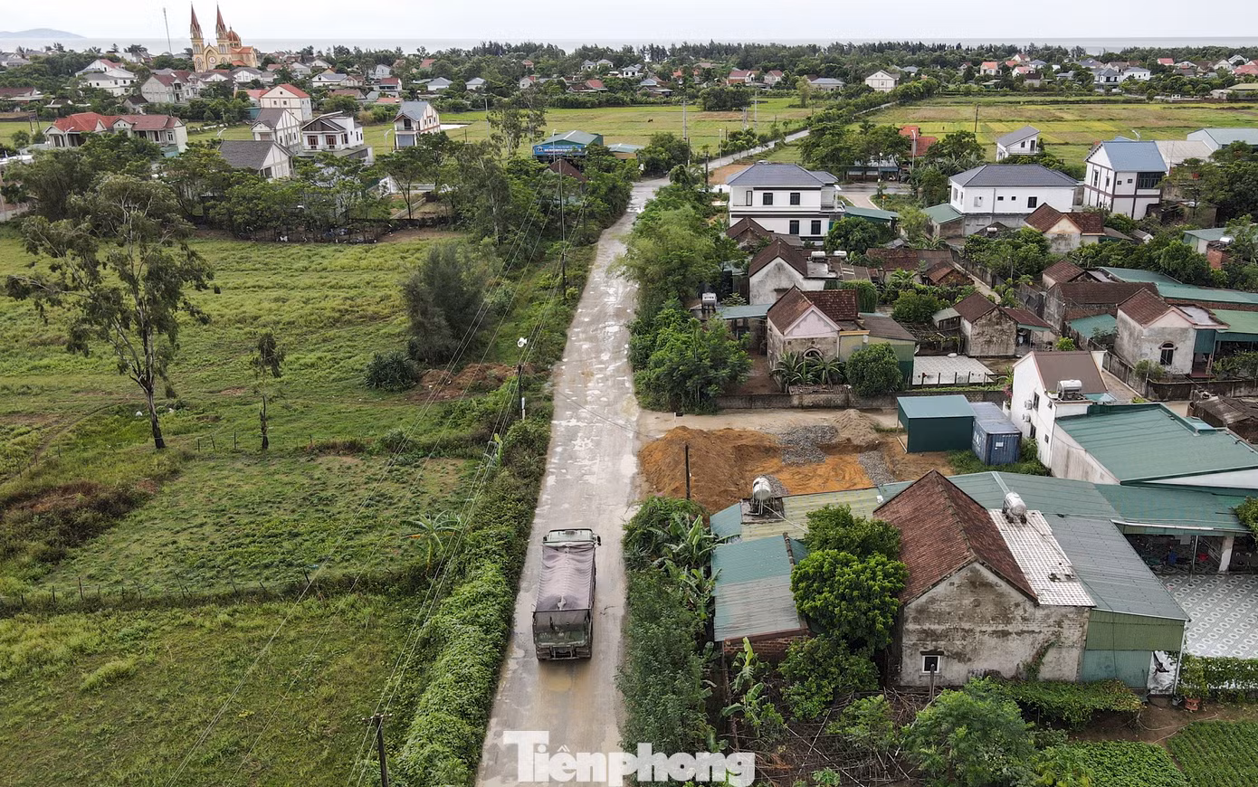 Dọc tuyến đường có hàng chục hộ dân sinh sống. Thời gian qua, mặt đường bị cày xới, xuống cấp nghiêm trọng, chi chít “ổ voi, ổ gà”.