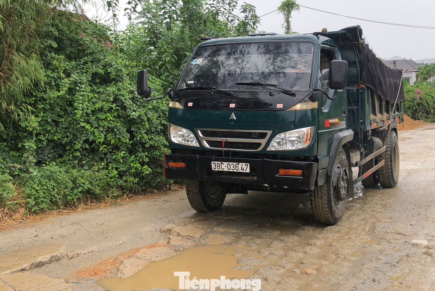 Theo ghi nhận của phóng viên, dọc tuyến đường trải dài hơn 1km, mặt đường đã xuống cấp, chi chít “ổ voi, ổ gà”. Bên trong có 2 mỏ đất, đá thường xuyên có xe tải ra vào. Theo ghi nhận của phóng viên, dọc tuyến đường trải dài hơn 1km, mặt đường đã xuống cấp, chi chít “ổ voi, ổ gà”. Bên trong có 2 mỏ đất, đá thường xuyên có xe tải ra vào.