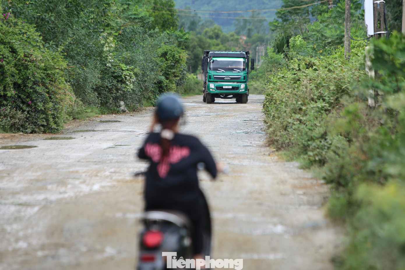 Người dân và các xe tải chở vật liệu qua lại tuyến đường khá nhiều, trong khi tuyến đường xuống cấp, gây nguy hiểm cho người tham gia giao thông. Người dân và các xe tải chở vật liệu qua lại tuyến đường khá nhiều, trong khi tuyến đường xuống cấp, gây nguy hiểm cho người tham gia giao thông.