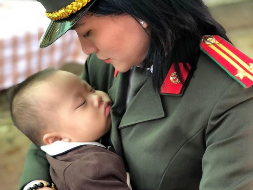 Hội Phụ nữ Công an Hà Tĩnh và Công an huyện Nghi Xuân nhận đỡ đầu 2 cháu bé đến 18 tuổi.