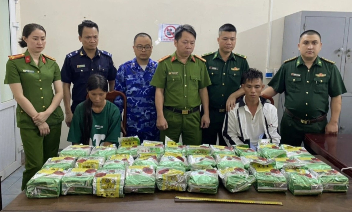 Sùng A Sếnh và vợ Phàng Thị Dợ bị bắt quả tang khi đang vận chuyển hàng cấm.