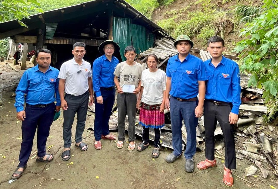 Anh Nguyễn Hoài Nam - Phó Bí thư Tỉnh Đoàn Hà Tĩnh (thứ 3 trái sang) cùng đoàn công tác đến thăm hỏi, tặng quà hỗ trợ người dân các tỉnh phía Bắc ảnh hưởng thiên tai.